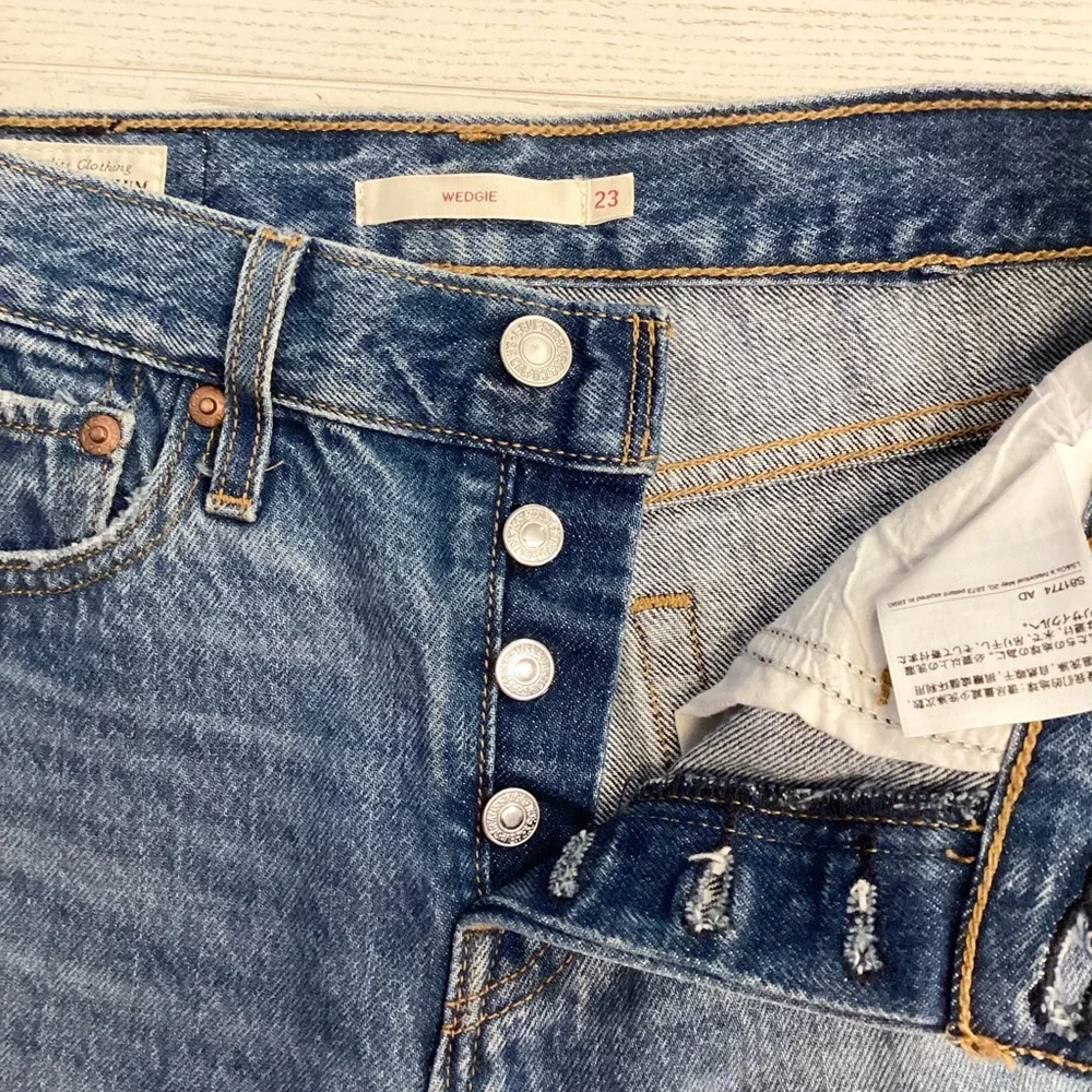 Levi’s Wedgie W23 Premium Icon Women’s Ankle Jeans Distressed 22861-0107